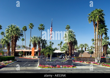 Ingresso al Canyon Country Club con paesaggio di palme in Palm Springs California USA Foto Stock