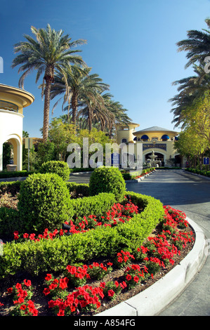La parte anteriore dei terreni paesaggistici della Spa Resort Casino in Palm Springs California USA Foto Stock