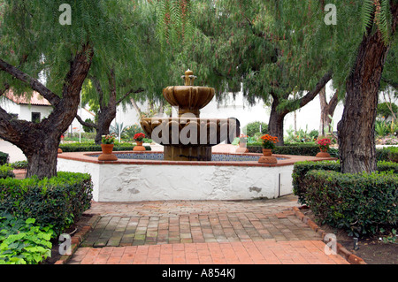 Un giardino fontana nel cortile della missione Basilica di San Diego de Alcala vicino a San Diego California USA Foto Stock