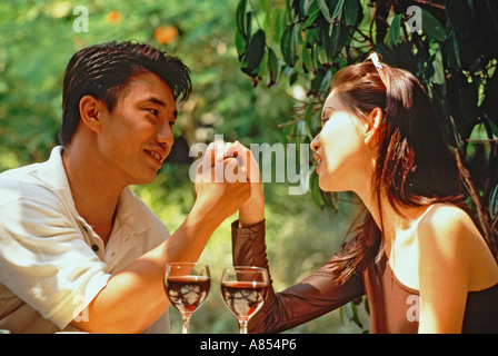 Giovane coppia romantica bere il vino nel ristorante all'aperto. Foto Stock