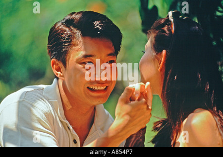 Giovane coppia romantica all'esterno. Close-up. Foto Stock