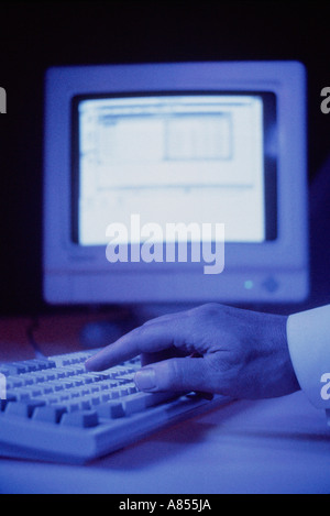 Stretta di mano d'uomo operante personal computer. Foto Stock