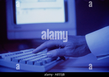 Stretta di mano d'uomo operante personal computer. Foto Stock