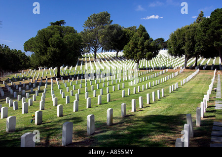 Le righe di croci in Fort Rosencrans Cimitero Nazionale su Point Loma vicino a San Diego California USA Foto Stock