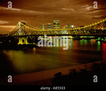 Australia. Queensland. Brisbane. Panoramica della città al tramonto con il Ponte Story oltre il Fiume Brisbane. Foto Stock
