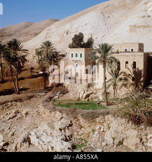 Palestina. Cisgiordania. Judaean Hills. Sorgente di Wadi Qelt. Vecchia casa nell'oasi del deserto. Foto Stock