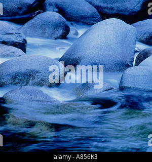 Mossman Gorge. North Queensland. Australia. Close up levigato massi di granito in veloce che scorre il fiume. Foto Stock