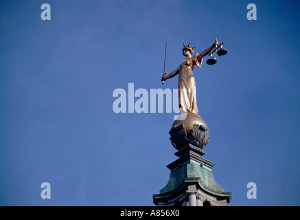 Regno Unito. In Inghilterra. Londra. Giustizia statua sulla Old Bailey tribunali. Foto Stock