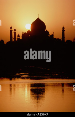 India. Agra. Taj Mahal silhouette al tramonto. Foto Stock