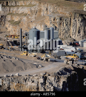 Autocarri a cassone ribaltabile, capannoni industriali e impianto di polvere in una cava di calcare nr Cromford Parco Nazionale di Peak District Derbyshire Inghilterra Foto Stock