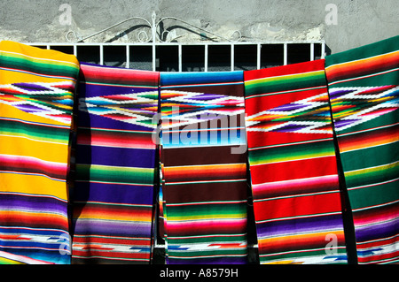Coperte colorate in vendita nei negozi turistici di Loreto Messico Foto Stock
