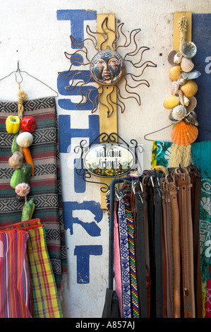 Articoli Colorati in vendita nei negozi turistici di Loreto Messico Foto Stock