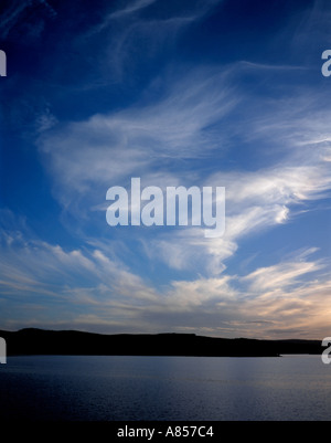 Spettacolare alta cirrus nuvole sopra un lago; Kielder acqua, Northumberland, Inghilterra, Regno Unito. Foto Stock