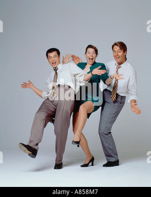 Tre felici gli impiegati in uno studio. Foto Stock