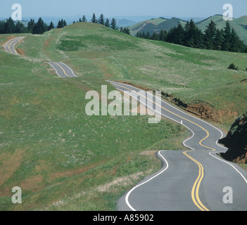 Scenic tortuosa strada sul Monte Tamalpais a Marin County a nord di San Francisco in California Foto Stock