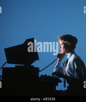 business woman working late on computer in office Foto Stock