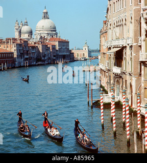 Gondole sul Canal Grande a Venezia Italia Foto Stock