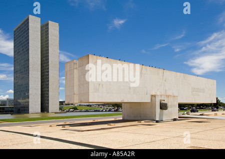 Preso dalla Praça dos Três Poderes (tre poteri Square) - Il Congresso Nazionale e "Pombal" (La Piccionaia) da Niemeyer. Foto Stock