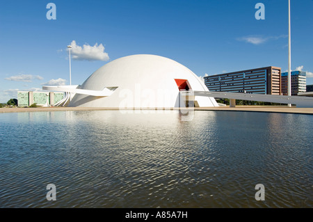 Il Museo Nazionale di Brasilia che fa parte del complesso culturale della Repubblica insieme con la Biblioteca Nazionale. Foto Stock