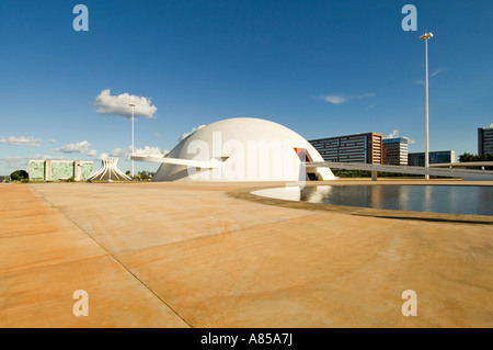 Il Museo Nazionale di Brasilia che fa parte del complesso culturale della Repubblica insieme con la Biblioteca Nazionale. Foto Stock