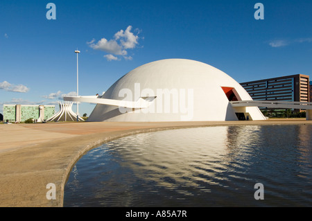 Il Museo Nazionale di Brasilia che fa parte del complesso culturale della Repubblica insieme con la Biblioteca Nazionale. Foto Stock