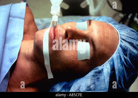 Paziente in ospedale o in camera sotto anestesia Foto Stock