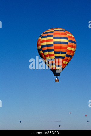 NM Albuquerque Balloon Fiesta Festival mongolfiera con altri in background Foto Stock
