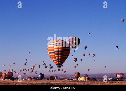 NM Albuquerque Balloon Fiesta Festival i palloni ad aria calda salendo da terra Foto Stock