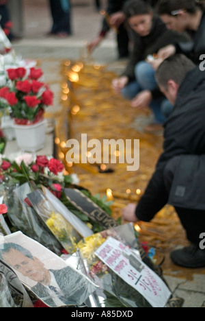 Serbi Bosniaci accendendo candele al memoriale di Slobodan Milosevic a Banja Luka centro città la Repubblica Srpska in Bosnia Erzegovina Foto Stock