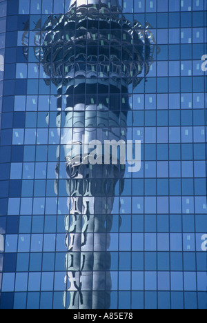 La riflessione di Skytower Auckland Nuova Zelanda Foto Stock