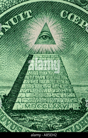 American US Dollaro nota che mostra una piramide con 13 passi e un occhio in Apex, vicino. Foto Stock