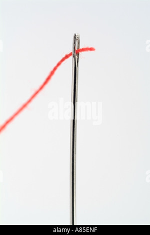 Filettare un ago da vicino Foto Stock
