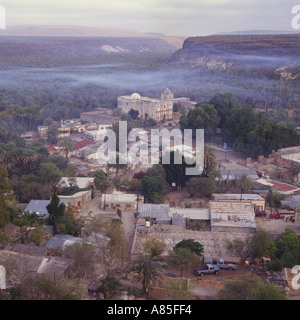 Guardando giù dalla collina di prima mattina con smoky foschia sopra gli alberi vicino alla città di San Ignacio Baja California Sur Messico Foto Stock