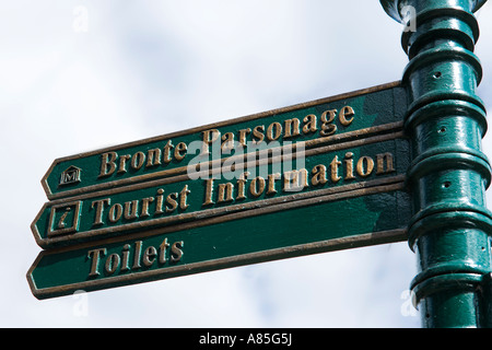 Cartello turistico per Bronte Parsonage Museum, Haworth, West Yorkshire, Inghilterra, Regno Unito Foto Stock