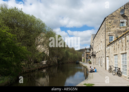 Persone di pesca sulle sponde del canale di Rochdale, Hebden Bridge, West Yorkshire, Inghilterra, Regno Unito Foto Stock