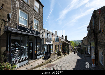 I negozi sulla strada principale nel centro del villaggio, Haworth, West Yorkshire, Inghilterra, Regno Unito Foto Stock