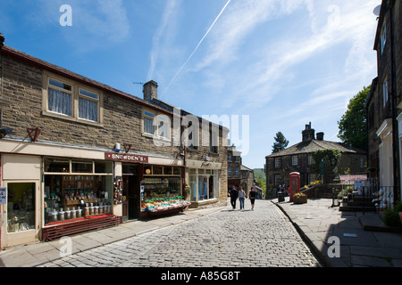 Strada principale nel centro del villaggio, Haworth, West Yorkshire, Inghilterra, Regno Unito Foto Stock