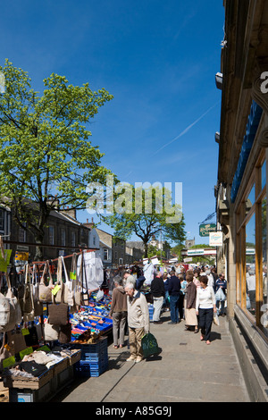 Lunedì Mercato nel centro città, Skipton, Yorkshire Dales National Park, North Yorkshire, Inghilterra, Regno Unito Foto Stock