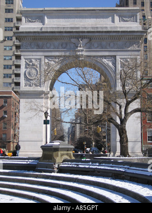 Curva ricoperta di neve passi Washington Square, la New York, America USA Foto Stock