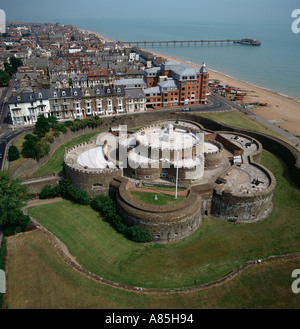 Trattare castello della città e il lungomare Kent REGNO UNITO vista aerea Foto Stock