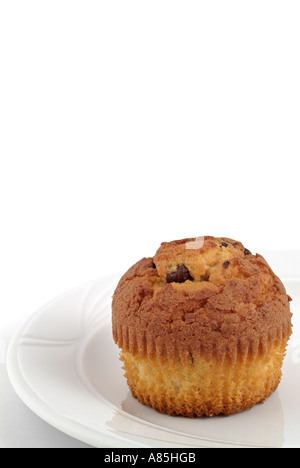 Chocolate Chip Muffin contro uno sfondo bianco Foto Stock