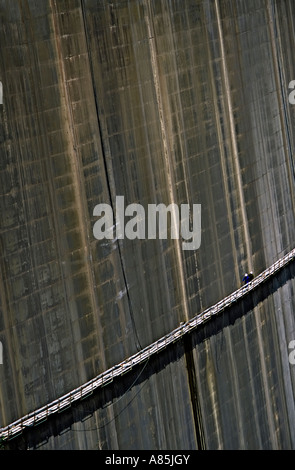 Operai sul marciapiede sulla superficie del Embalse de regole essendo diga costruita nel Rio Valle Guadalfeo Andalusia Spagna Foto Stock