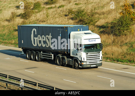 M25 Autostrada Geest contenitore sul rimorchio e Scania autocarro Foto Stock