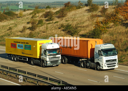 M25 Autostrada due autotreni i sorpassi Foto Stock