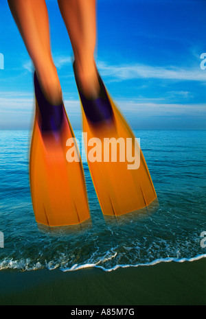 Donne Salto con pinne sulla spiaggia Foto Stock