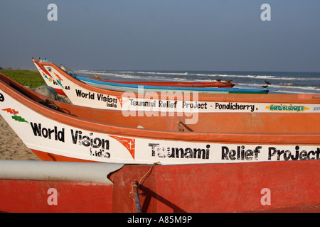 Barche di donato da World Vision India, dopo lo tsunami del 26 dicembre 2004, stand su una spiaggia in Puducherry, India. Foto Stock