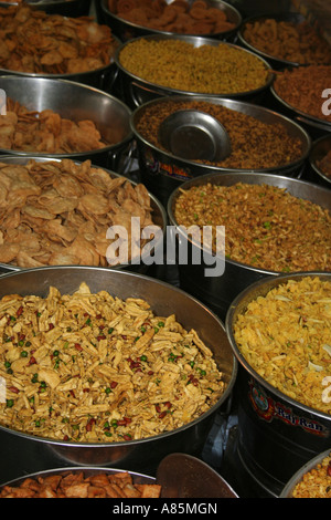 Un assortimento di snack a Chandni Chowk in Delhi, India Foto Stock