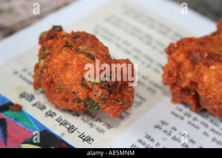 Due bhajis su un pezzo di giornale da uno stallo a Jaipur, Rajasthan, India. Foto Stock