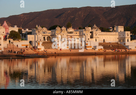 Case riflettendo nel Lago di Pushkar al tramonto. Pushkar, Rasjastan, India. Puskhar lago è un lago sacro per gli indù. Foto Stock