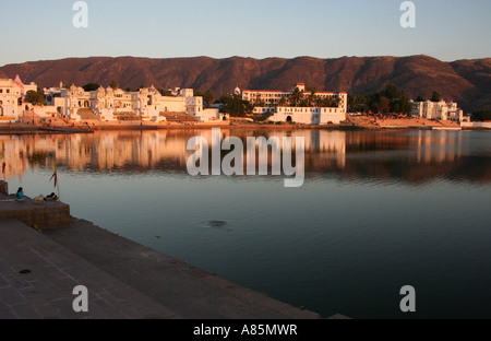 Case riflettendo nel Lago di Pushkar al tramonto. Pushkar, Rasjastan, India. Puskhar lago è un lago sacro per gli indù. Foto Stock